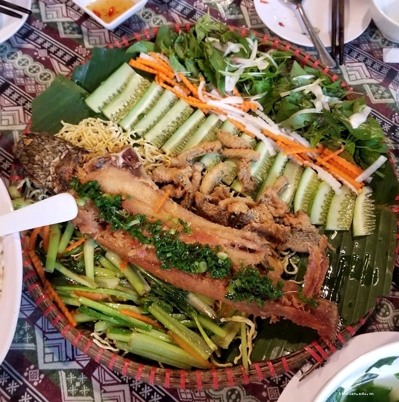 Thưởng thức đặc sản địa phương tại Suối đá Hòn Giao