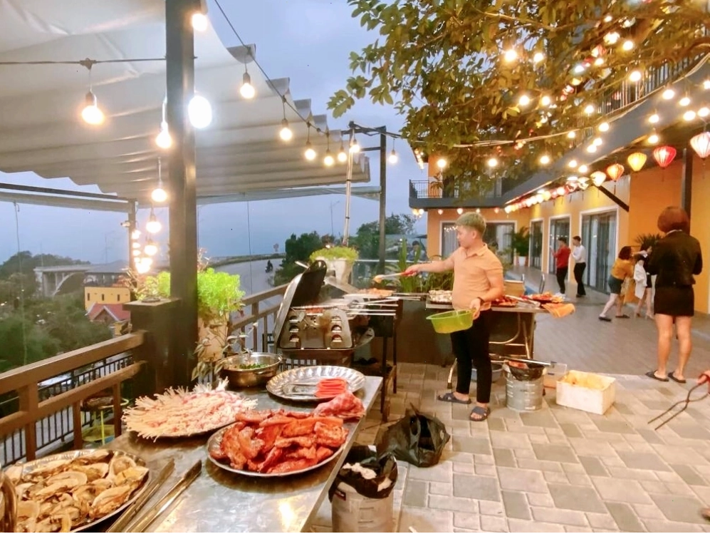 Thưởng thức đồ nướng tại khu BBQ Sunset Villa Tam Đảo