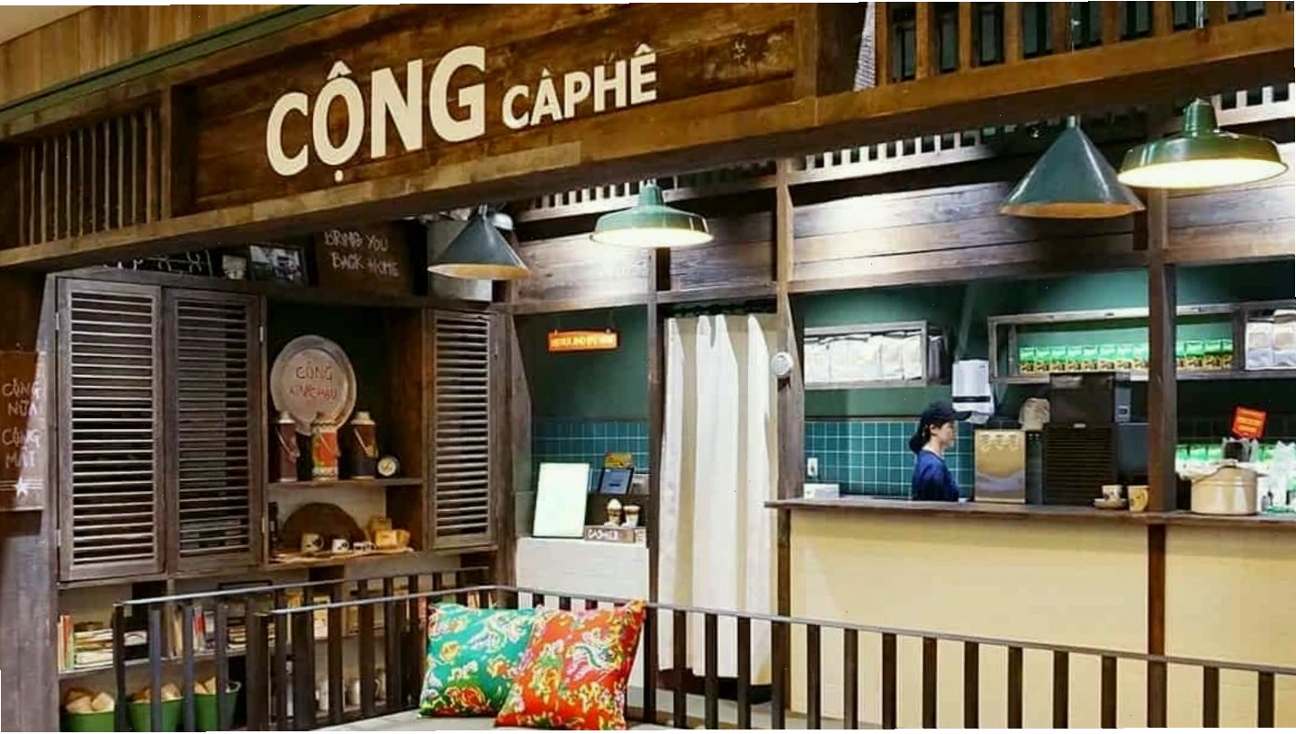Thưởng thức đồ uống tại Cộng Cà Phê Sapa