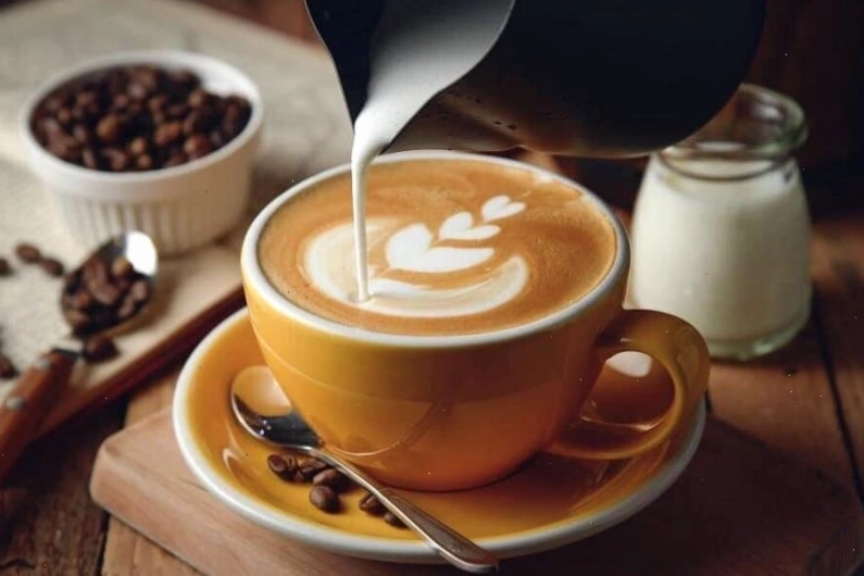 Thưởng thức đồ uống tại Eco Coffee