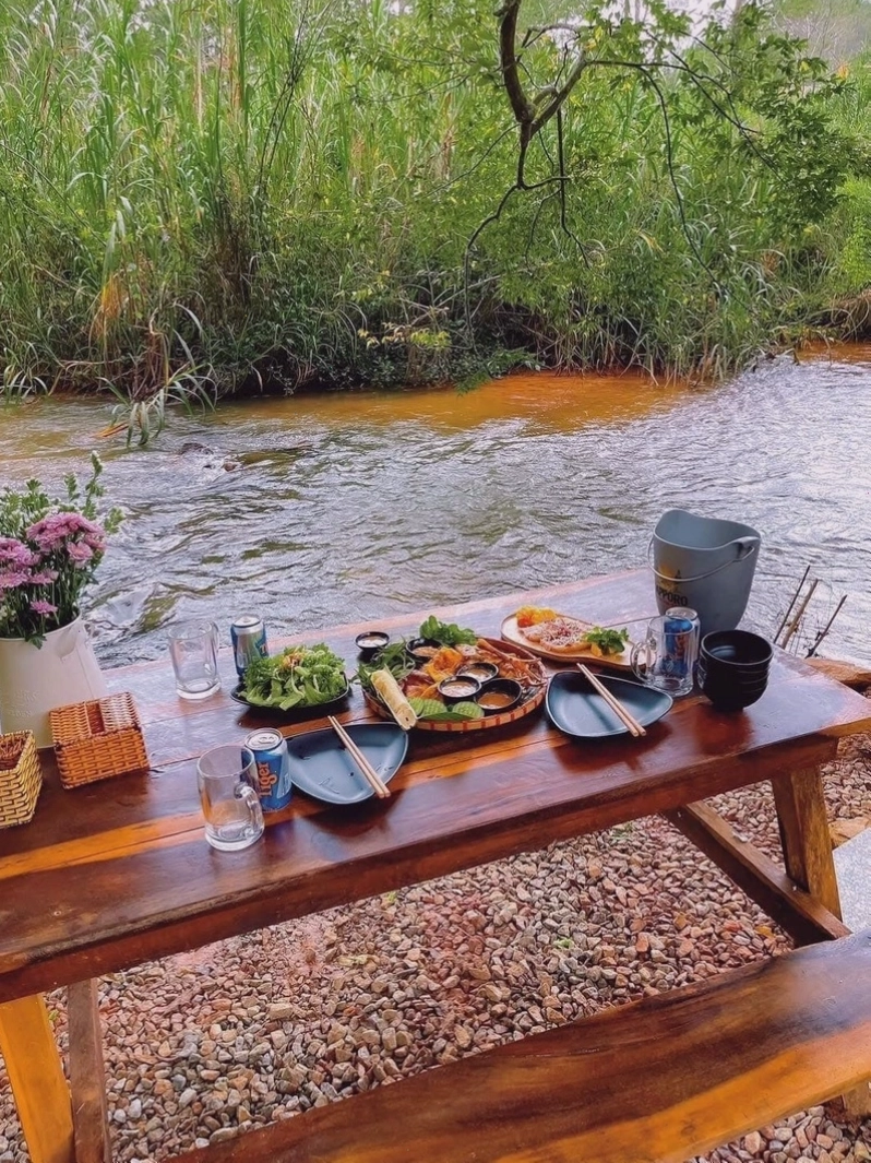 Thưởng thức đồ uống và thư giãn tại Nhà Bên Suối
