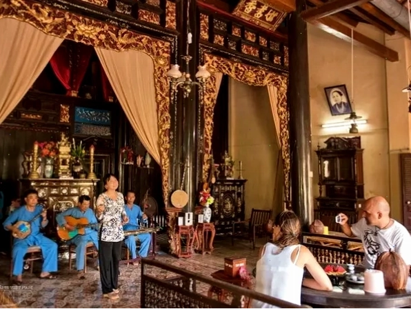 Thưởng thức đờn ca tài tử tại Nhà Cổ Cai Cường