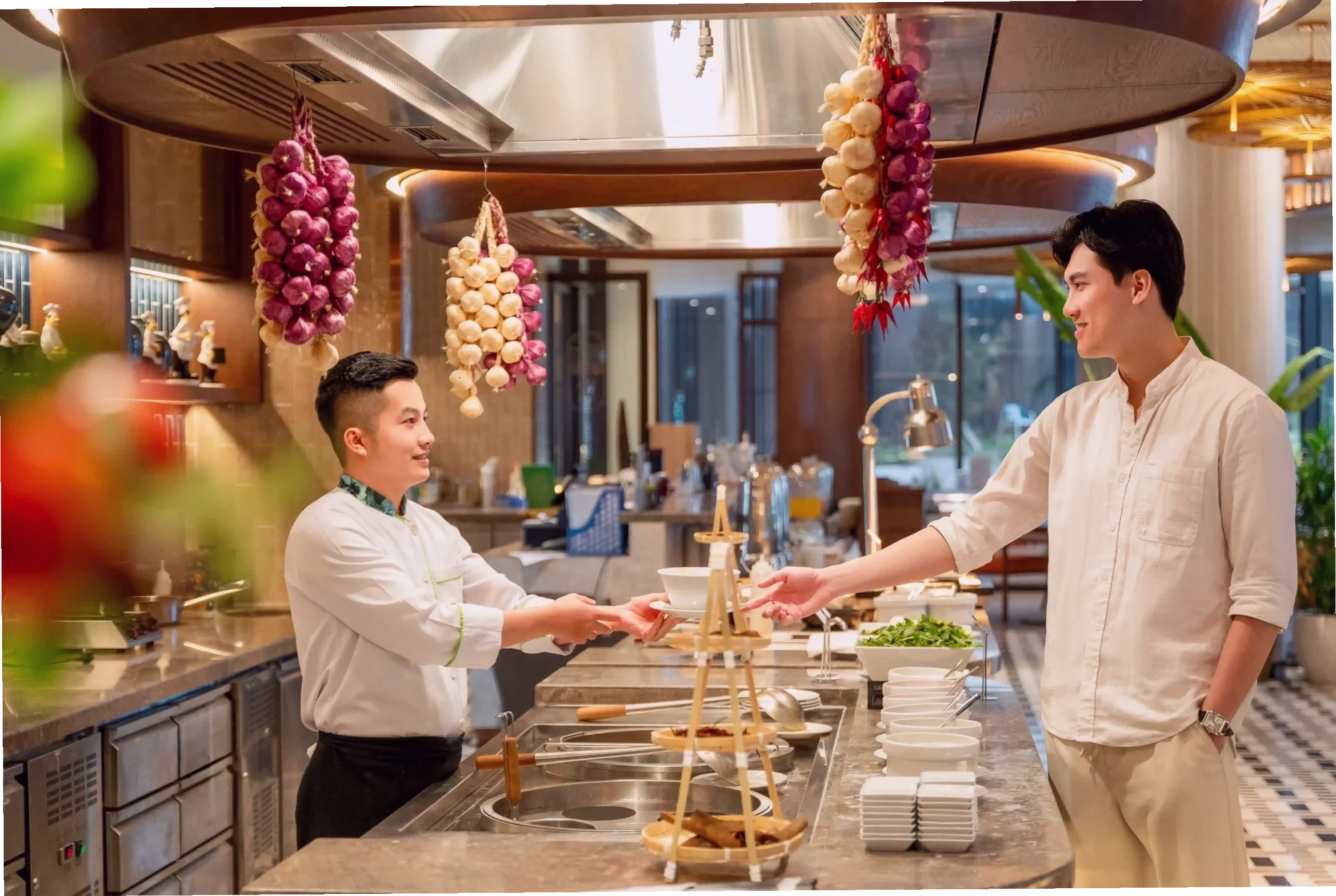 Thưởng thức hải sản BBQ tại bãi biển Wyndham Garden Sonasea Vân Đồn