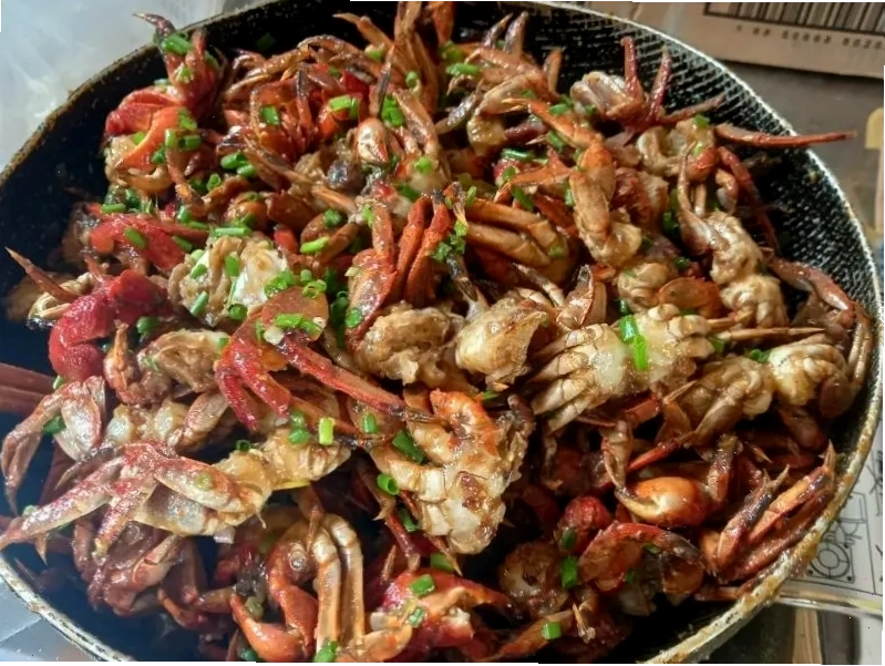 Thưởng thức hải sản tươi ngon quanh khu vực Biển Ba Động