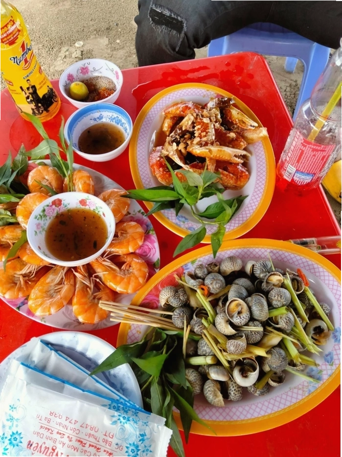 Thưởng thức hải sản tươi ngon tại Biển Cồn Nhàn