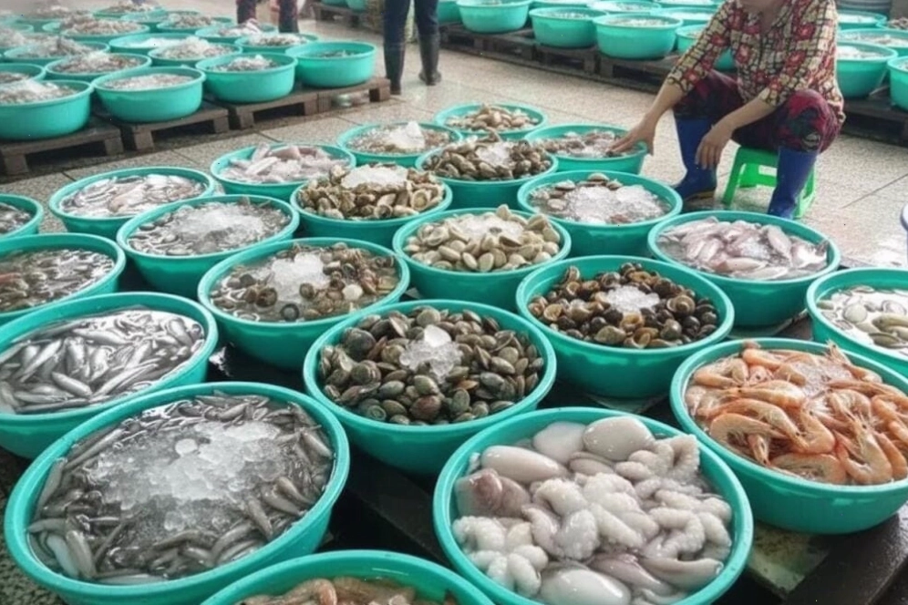 Thưởng thức hải sản tươi ngon tại chợ địa phương Quất Lâm
