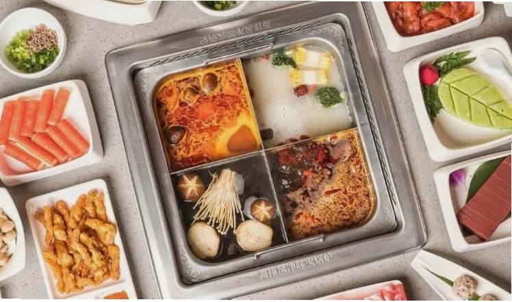 Thưởng thức lẩu Haidilao với nhiều loại topping phong phú