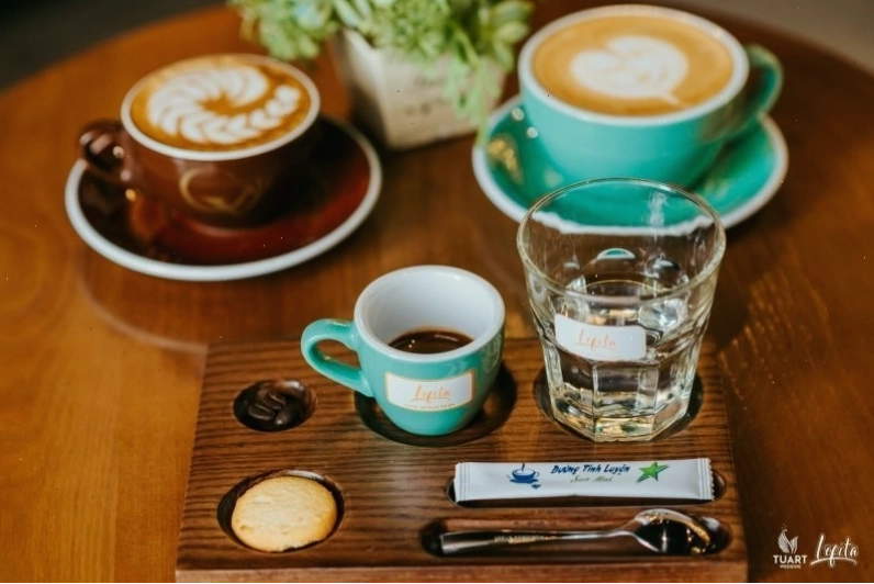 Thưởng thức ly cà phê thơm ngon bên bạn bè