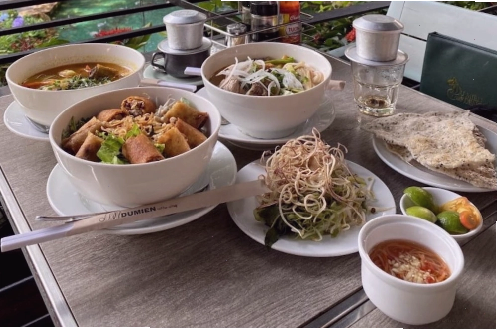 Thưởng thức món ăn Việt Nam tại không gian xanh của Du Miên Garden Cafe
