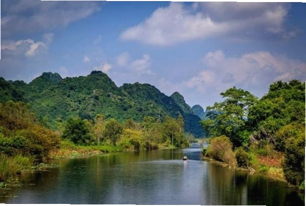Thuyền bè tấp nập trên Suối Yến vào mùa lễ hội chùa Hương