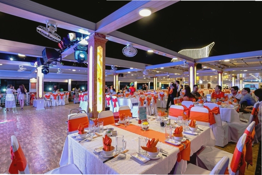 Tiệc buffet hải sản hấp dẫn trên du thuyền Bến Nghé