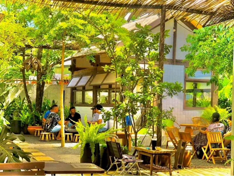 Tiệm cà phê Dí Ơi 2 với không gian sân vườn thoáng đãng