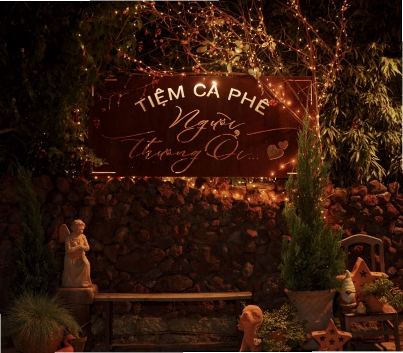 Tiệm cafe Người Thương Ơi Đà Lạt nhìn từ trên cao với kiến trúc nhà gỗ và vườn hoa