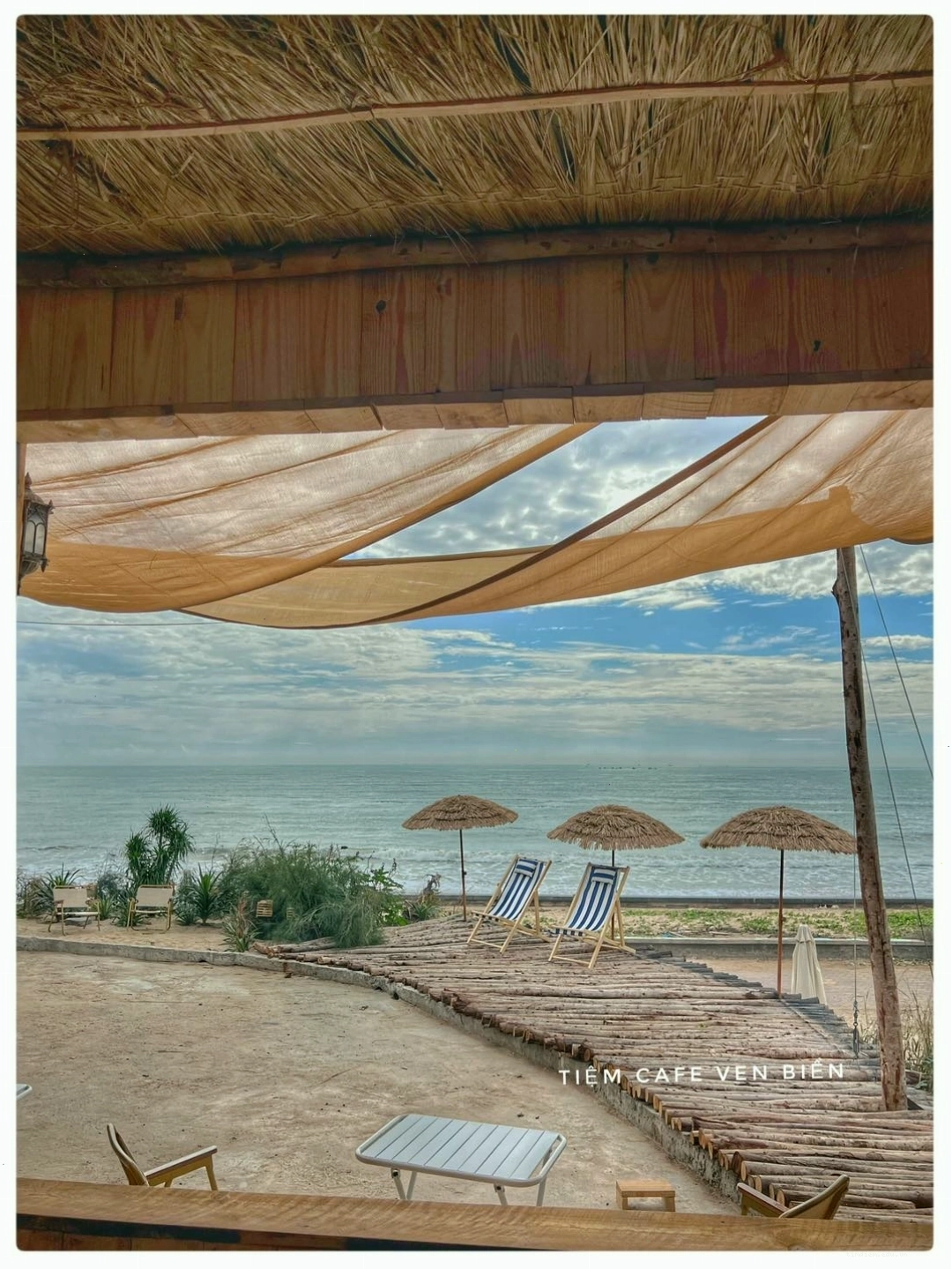 Tiệm Cafe Ven Biển Phan Thiết với view nhìn ra biển xanh