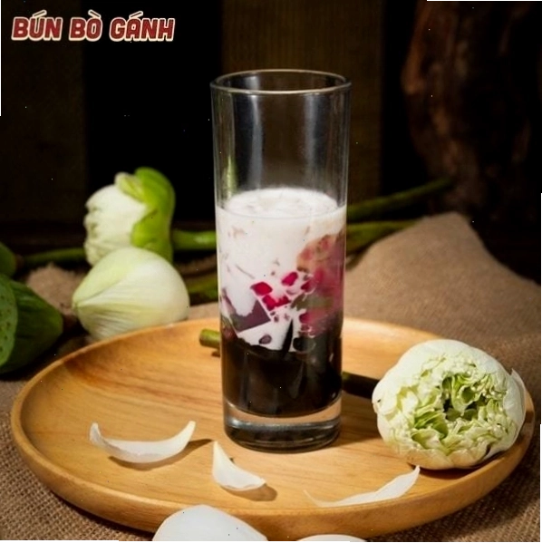 Tô bún bò Huế nóng hổi với đầy đủ thịt, chả, rau thơm tại Bún Bò Gánh