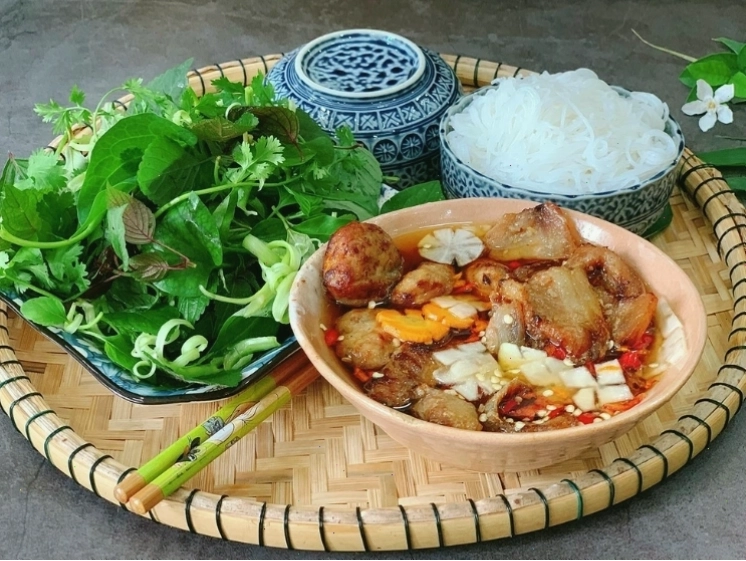 Tô bún chả Hà Nội với chả thịt nướng và rau sống