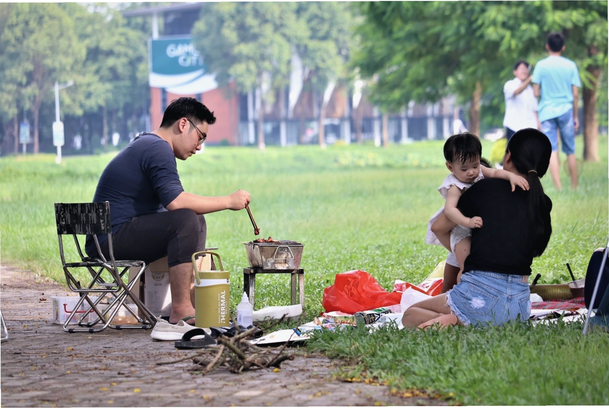Tổ chức picnic cuối tuần tại Công viên Yên Sở, công viên lớn nhất Hà Nội