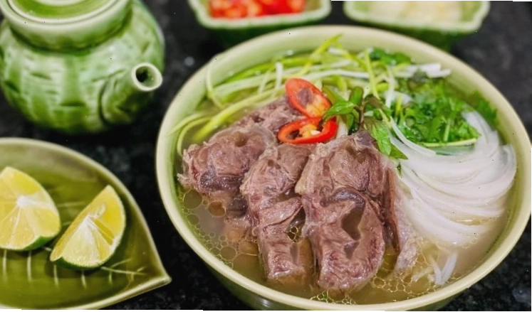 Tô phở bò Hà Nội nóng hổi với hành lá xanh mướt