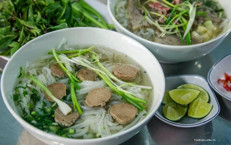 Tô phở bò nóng hổi tại Phở Phú Hương