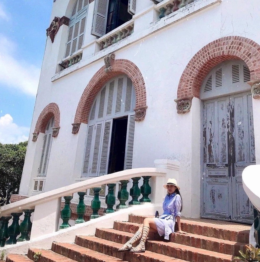 Tòa Bạch Dinh cổ kính.