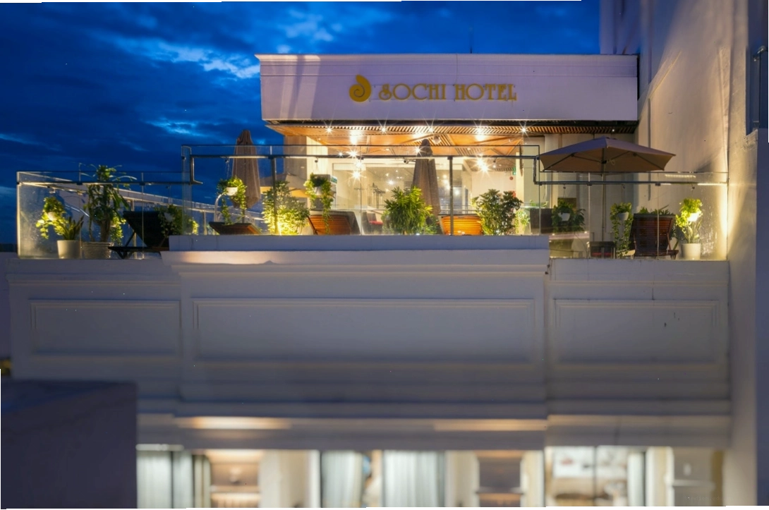 Tòa nhà Sochi Hotel Nha Trang nhìn từ xa với vị trí gần biển