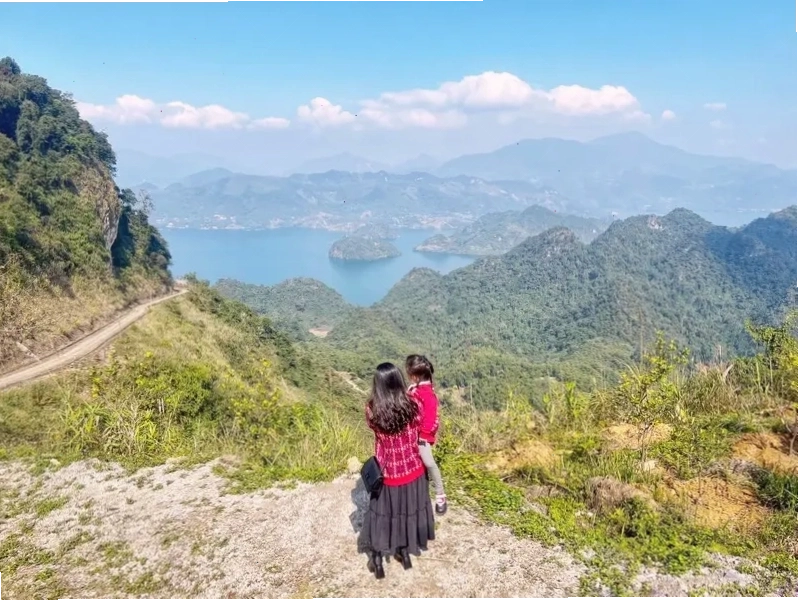 Toàn cảnh Ba Khan với núi non trùng điệp và những ngôi nhà sàn bình dị