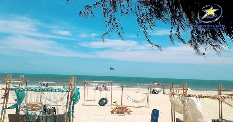 Toàn cảnh bãi biển Cam Bình Lagi với bờ cát mịn và hàng dương xanh