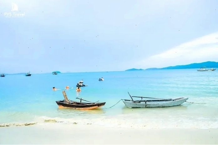 Toàn cảnh bãi biển Cát Cò 1, Cát Bà với làn nước xanh biếc