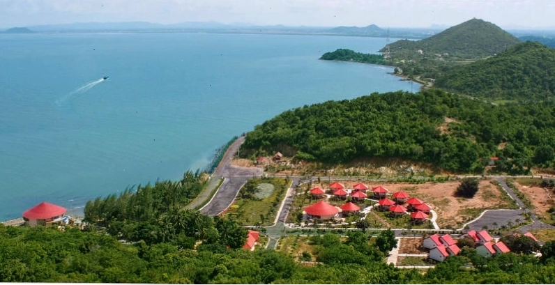 Toàn cảnh bãi biển Mũi Nai xanh mướt gần Núi Đèn