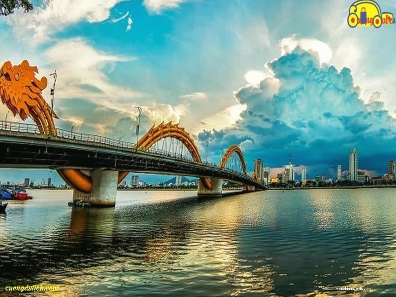 Toàn cảnh bãi biển Mỹ Khê Đà Nẵng với bờ cát trắng và làn nước xanh mát