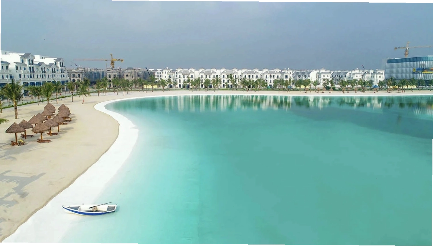 Toàn cảnh bãi biển nhân tạo Vinhomes Ocean Park với cát trắng và nước xanh