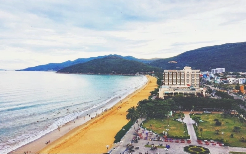 Toàn cảnh bãi biển Quy Nhơn với đường bờ biển dài và nước biển trong xanh