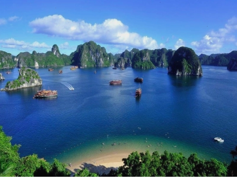 Toàn cảnh bãi biển Ti Tốp với bờ cát trắng hình lưỡi liềm