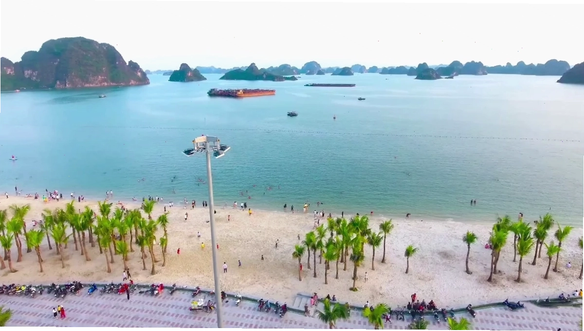 Toàn cảnh Bãi tắm Hòn Gai nhìn từ trên cao