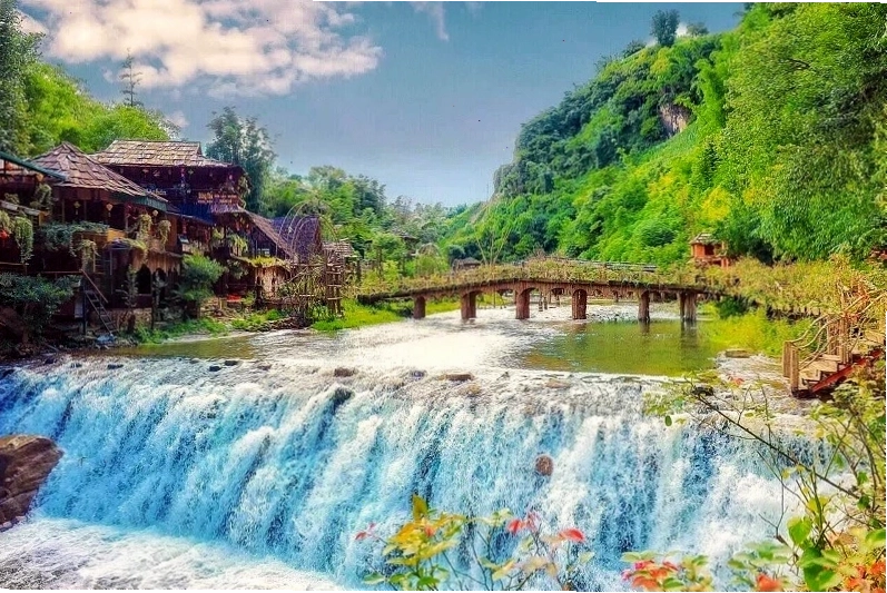 Toàn cảnh Bản Cát Cát nhìn từ trên cao với núi non trùng điệp