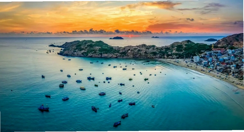 Toàn cảnh biển Quy Nhơn với bờ cát trắng và làn nước xanh ngắt