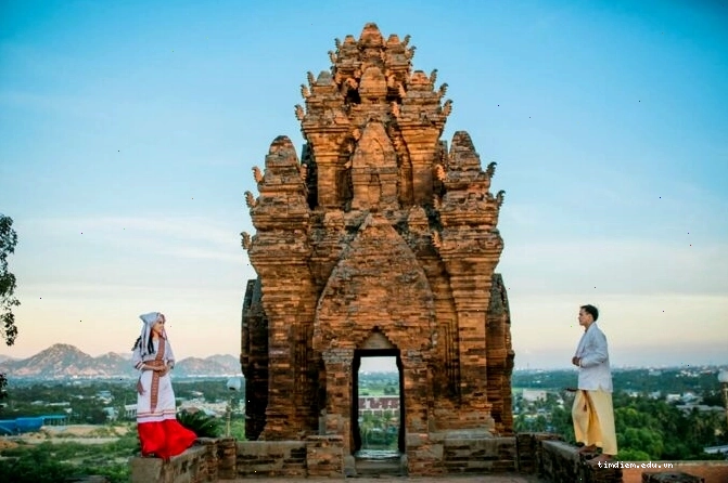 Toàn cảnh bờ kè Khánh Hội về đêm