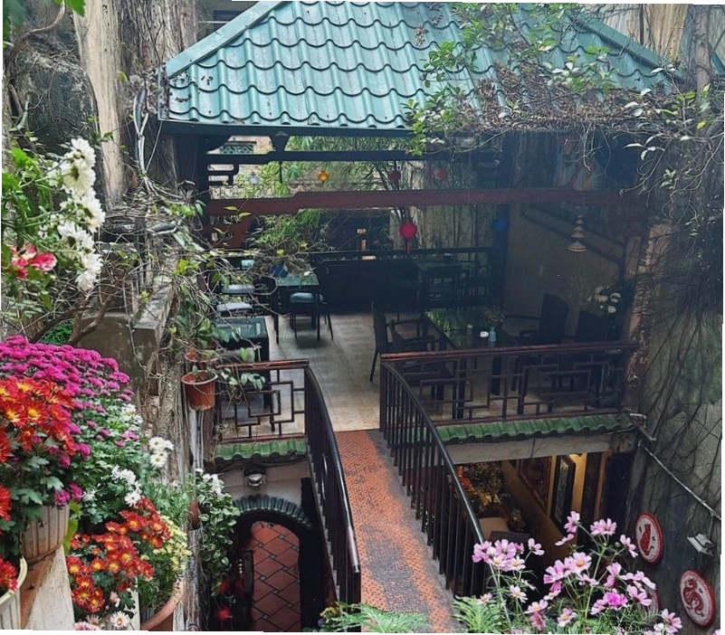 Toàn cảnh Cafe Phố Cổ 11 Hàng Gai nhìn ra Hồ Gươm