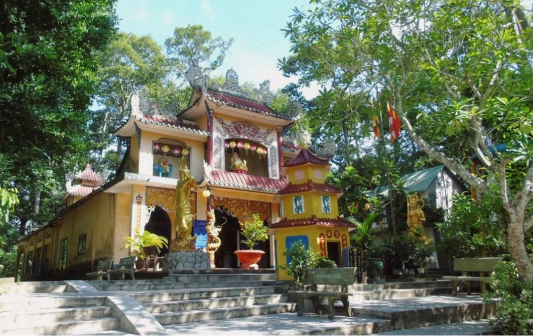 Toàn cảnh Chùa Cao Sơn với không gian xanh mát