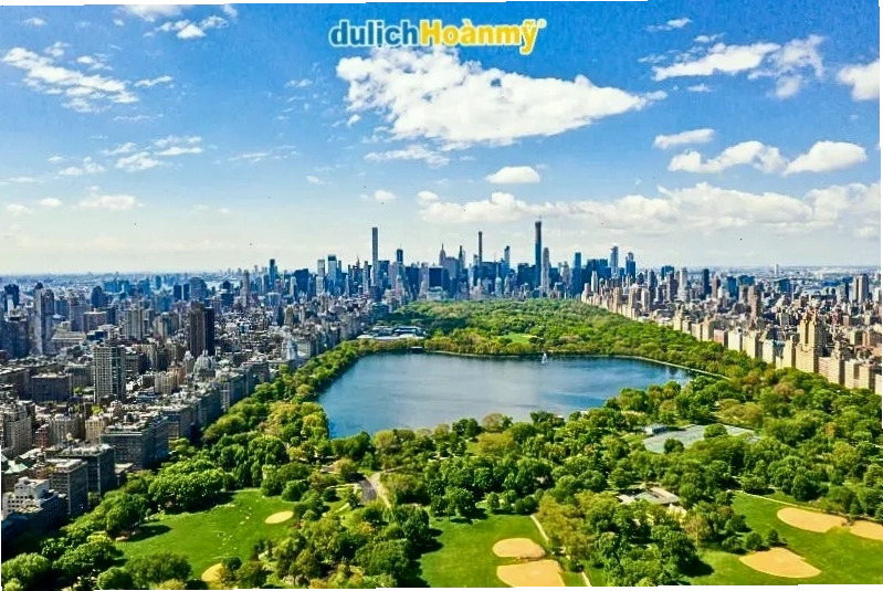 Toàn cảnh công viên Central Park nhìn từ trên cao với các mảng xanh và hồ nước