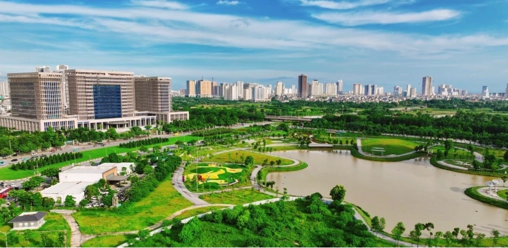 Toàn cảnh Công viên Mễ Trì với hồ nước và cây xanh