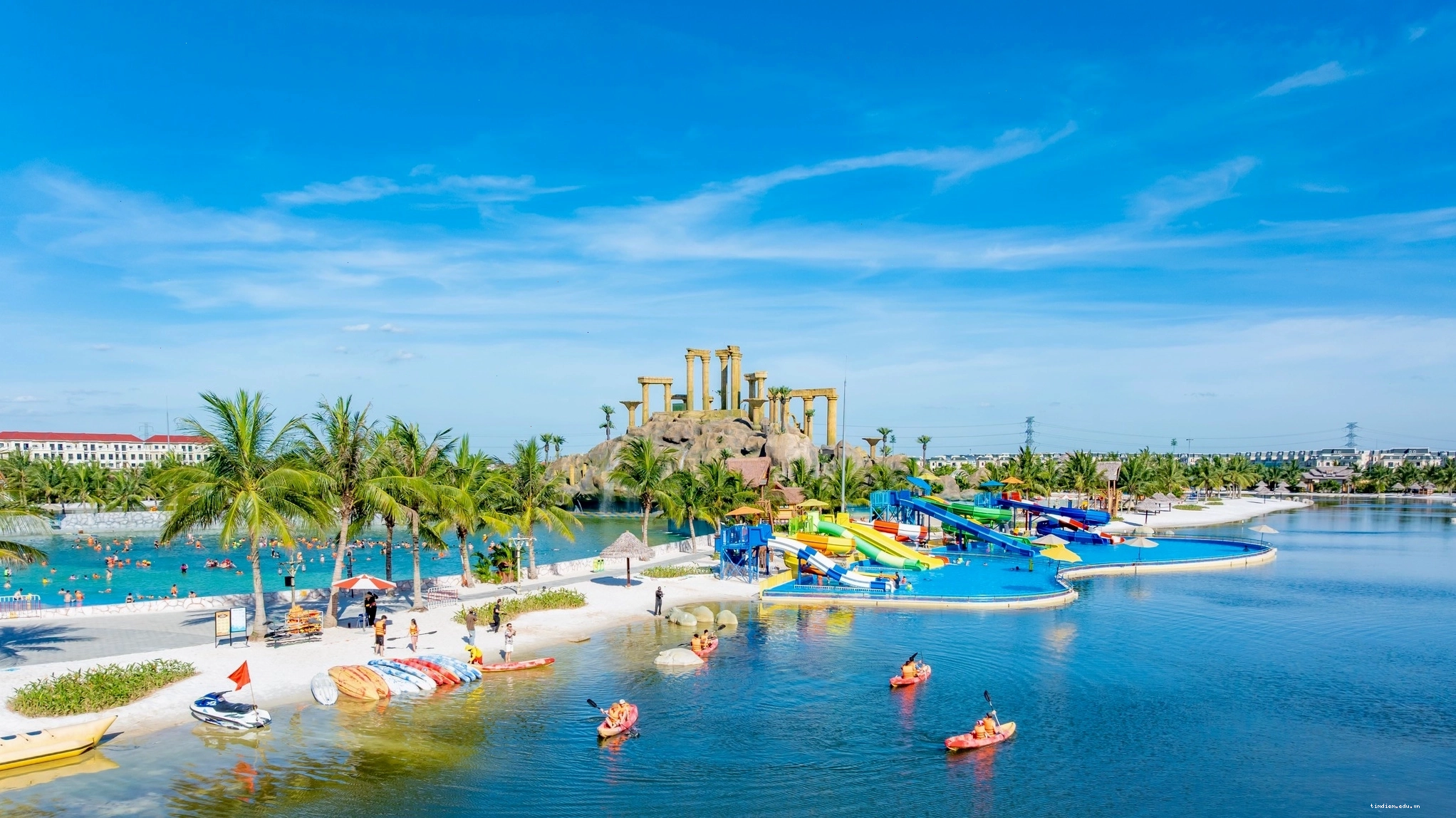 Toàn cảnh công viên sóng Royal Wave Park lung linh về đêm