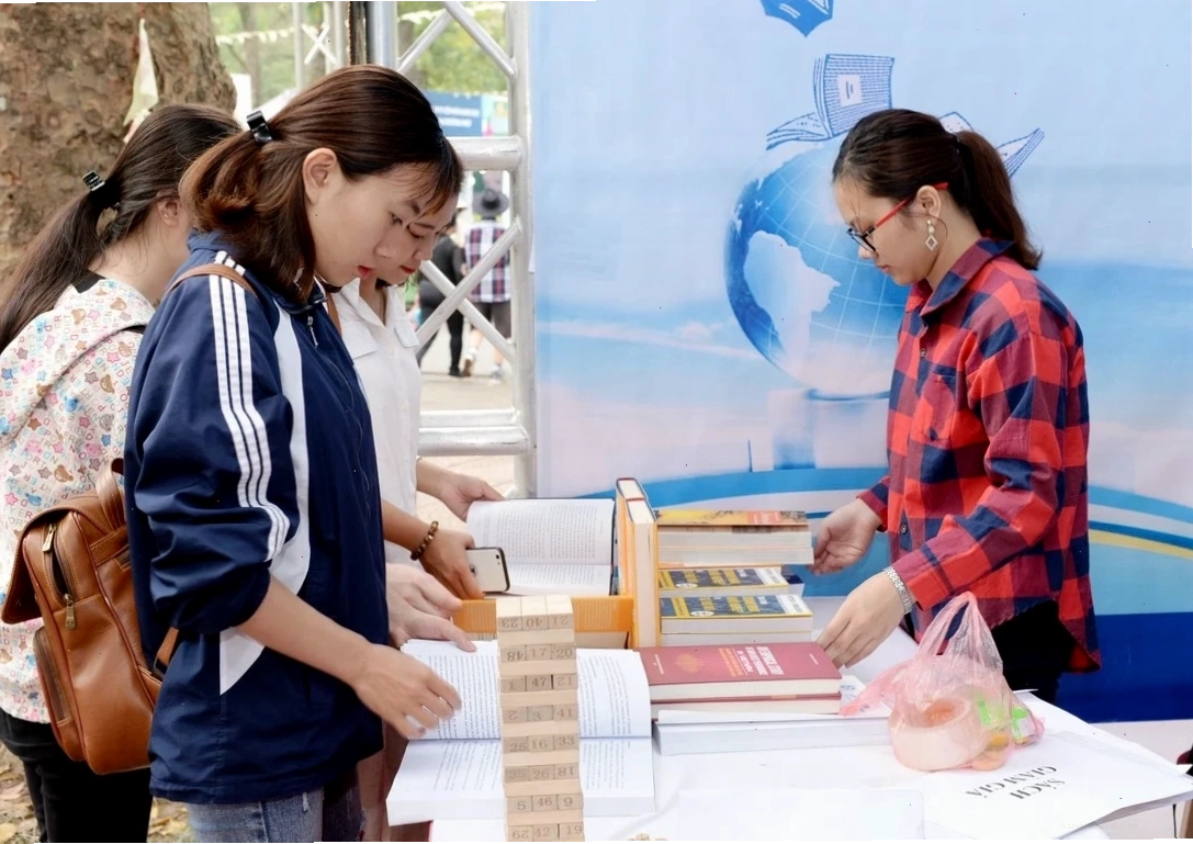 Toàn cảnh Công viên Thống Nhất xanh mát