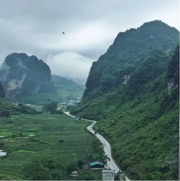Toàn cảnh cung đường đèo Mã Phục hùng vĩ nhìn từ trên cao