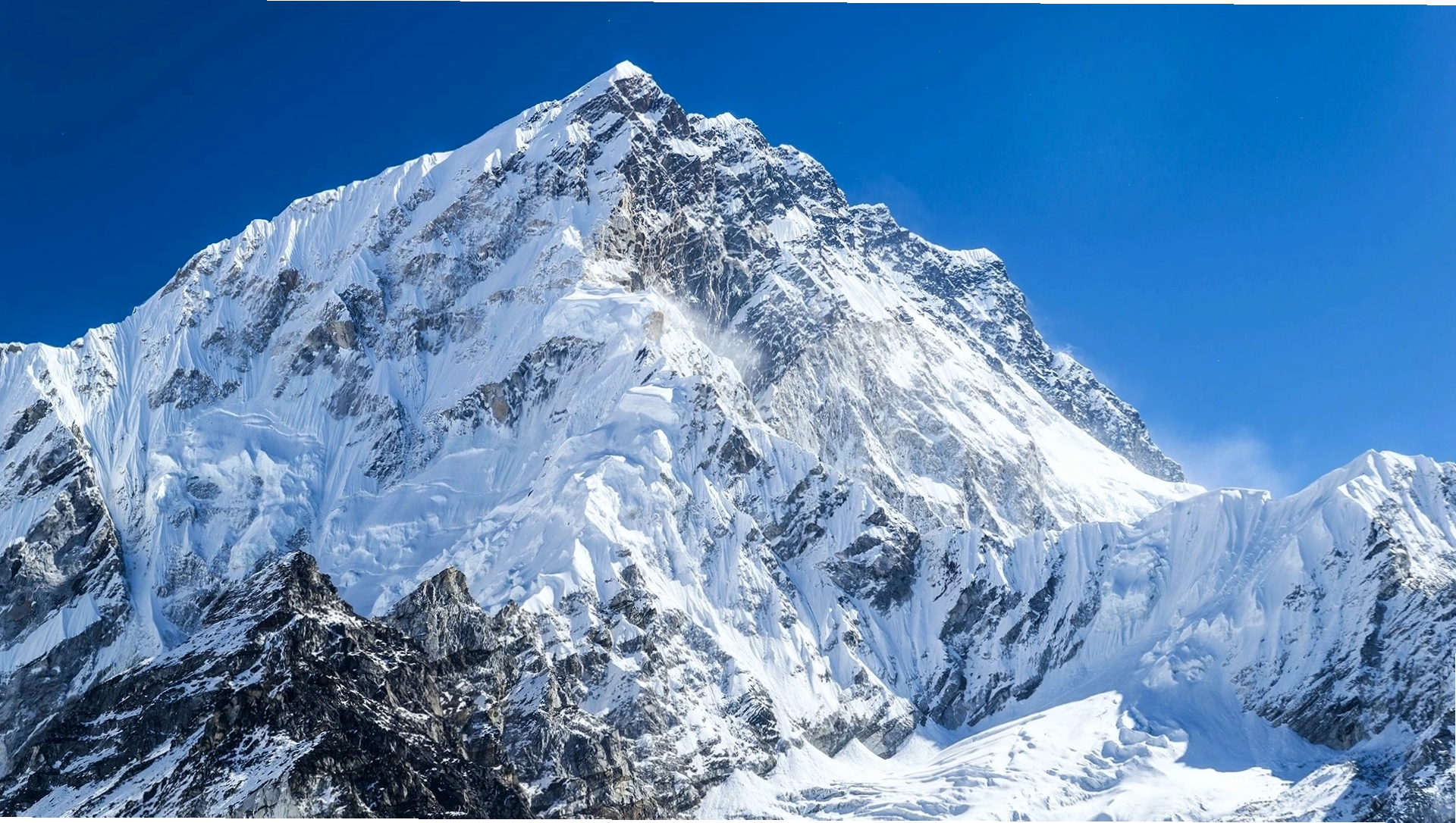 Toàn cảnh đỉnh Everest hùng vĩ dưới bầu trời trong xanh