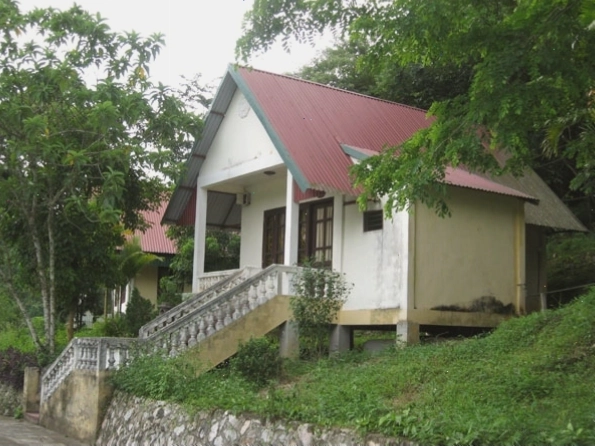 Toàn cảnh hồ Mạc với thảm thực vật xanh mướt bao quanh