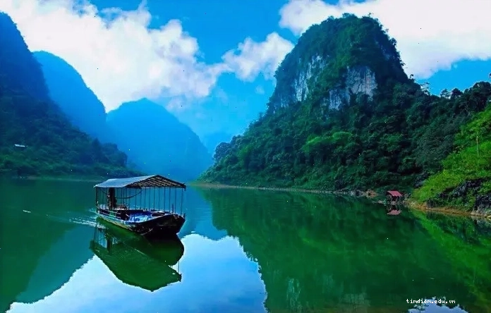 Toàn cảnh Hồ Thang Hen với mặt nước phẳng lặng và cảnh quan thiên nhiên hùng vĩ