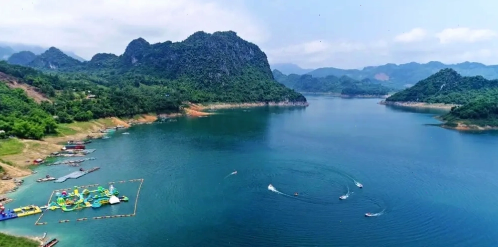 Toàn cảnh Hồ thủy điện Hòa Bình bao la nhìn từ trên cao