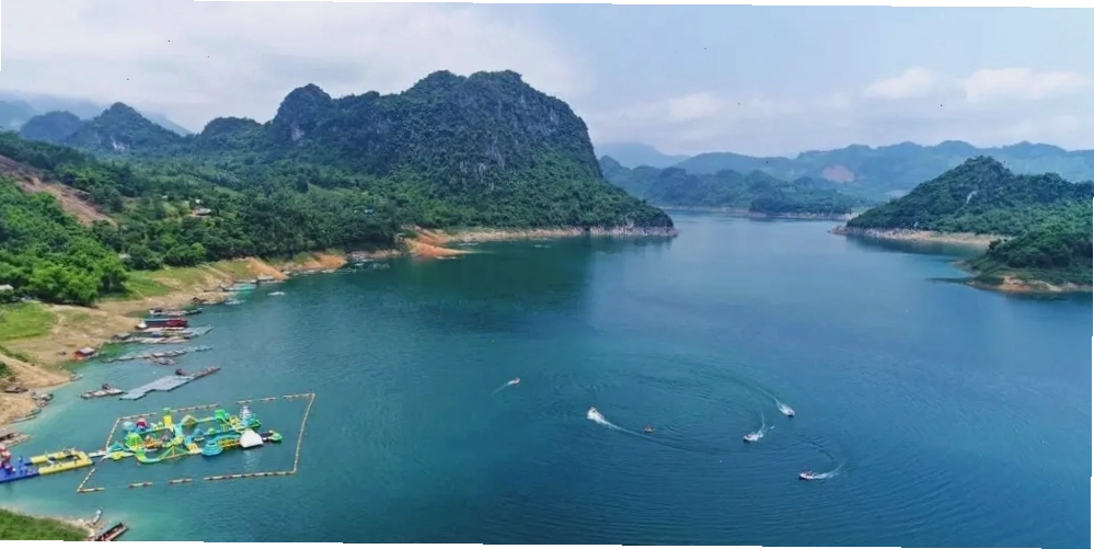 Toàn cảnh Hồ thủy điện Hòa Bình nhìn từ trên cao
