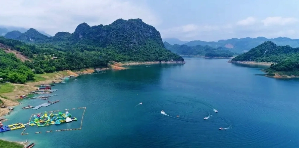 Toàn cảnh Hồ Thủy điện Hòa Bình nhìn từ trên cao
